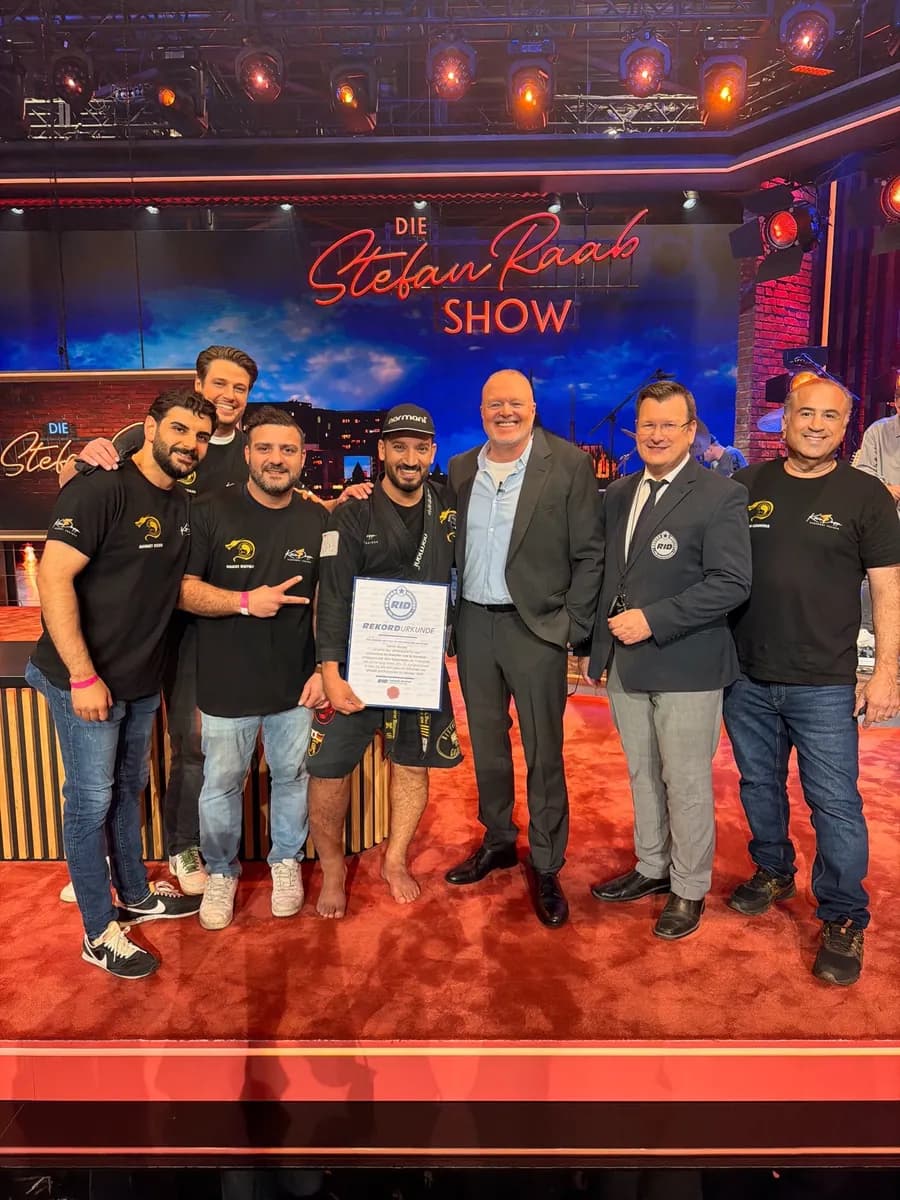 Gruppenfoto Stefan Raab Show mit Guinness-Urkunde