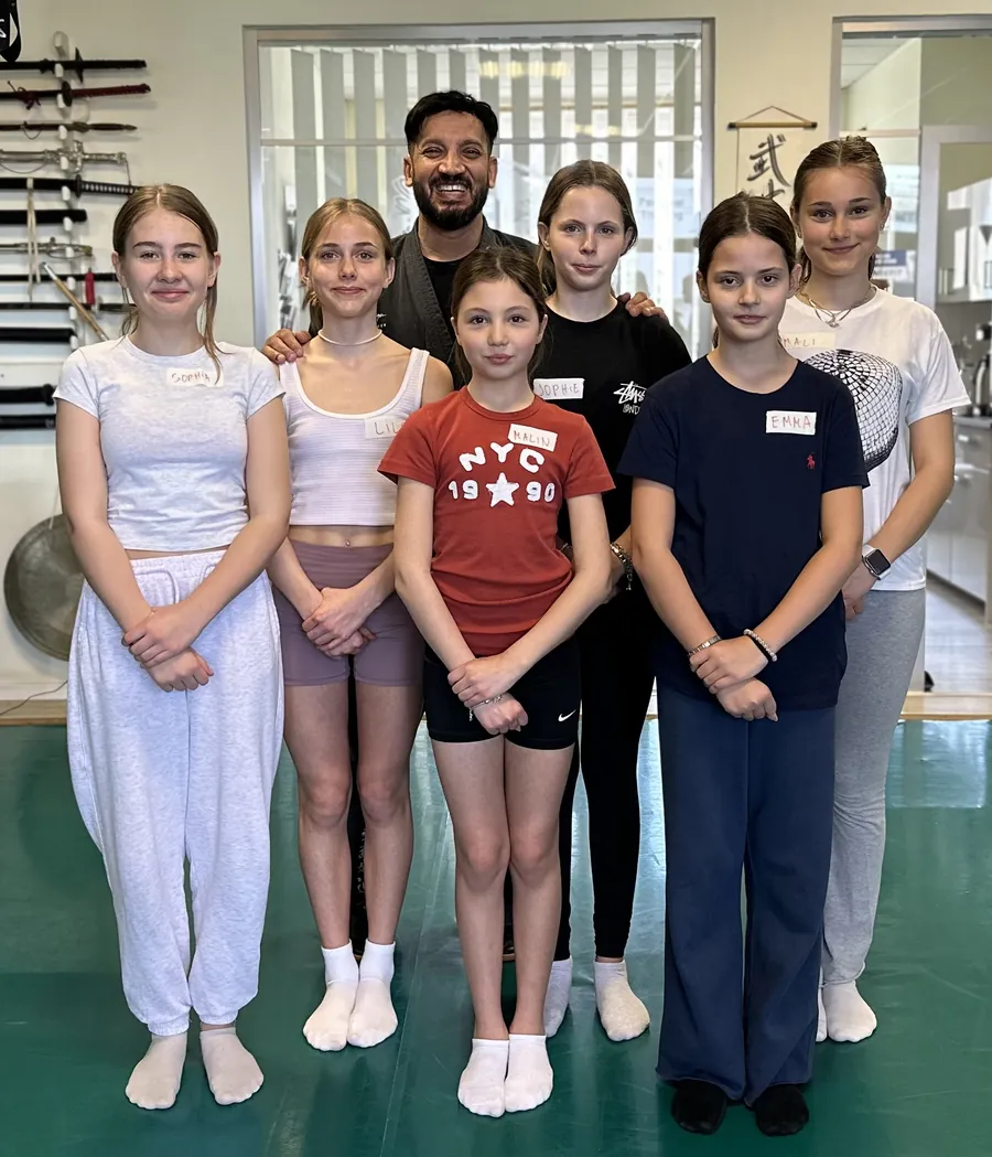 Kerim als Mentor mit jungen Schülerinnen